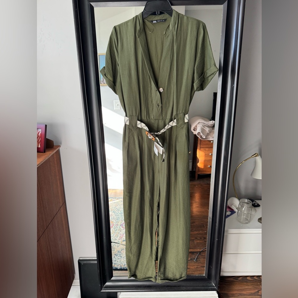 Zara Olive Green Flowy Jumpsuit with Belt. Size M. Never worn.
